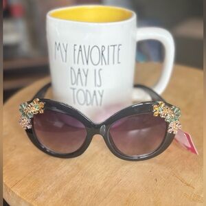 Betsey Johnson Garden Party Round Sunglasses. NWT